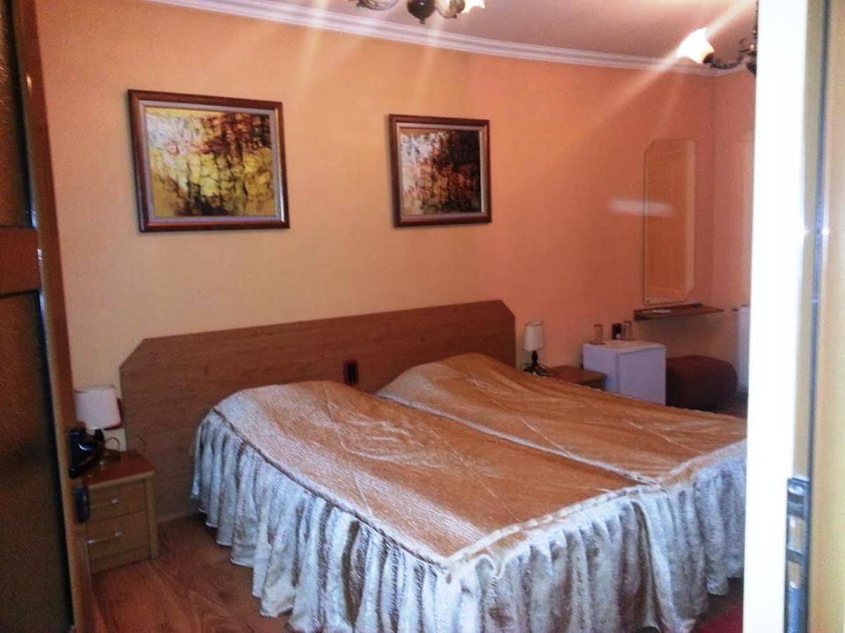 Фотографии номера Двухместный номер с 2 отдельными кроватями - Подходит для гостей с ограниченными физическими возможностями в Отеле Family Hotel Silvestar Велико-Тырново